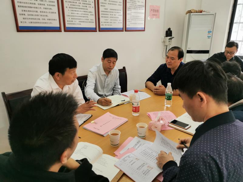 永州市行政审批服务局局长韩顺华率队到两江口村调研指导脱贫攻坚工作