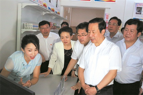 9月10日,省委副书记,省长许达哲在江永电商街调研电子商务社会扶贫网