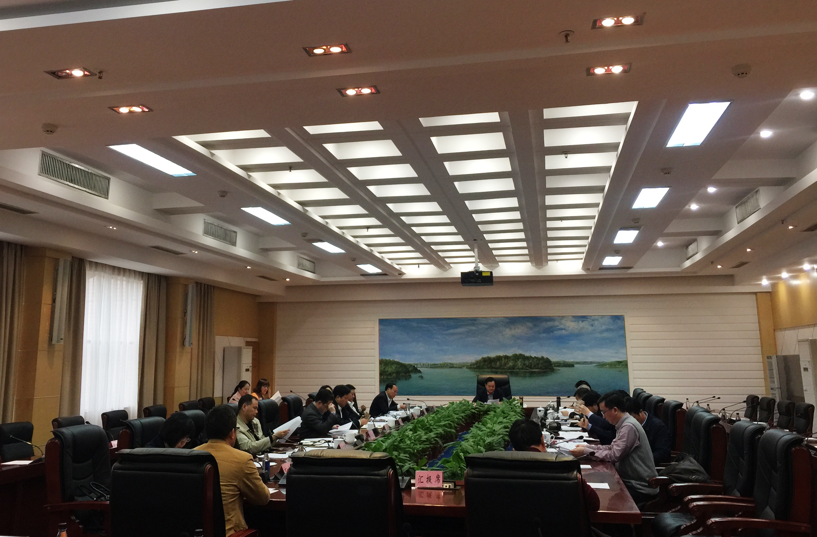 易佳良主持召开市政府第15次常务会议