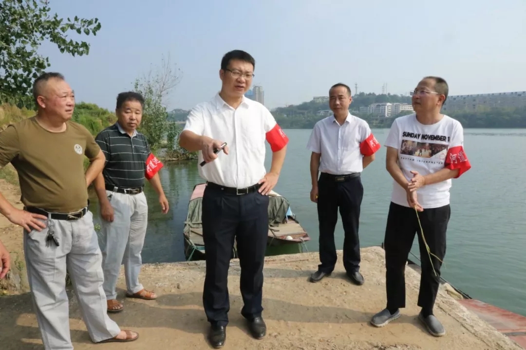 周亮现场提出整改措施为进一步督促落实河长制工作要求,9月15日上午