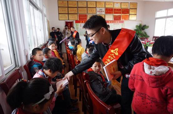 双牌：人民银行青年志愿者资助五里牌小学贫困学生