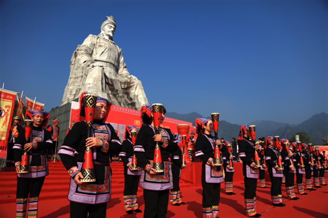 江华千人长鼓舞巡游 祈愿纳福过盘王节_图片新闻_江华瑶族自治县人民政府