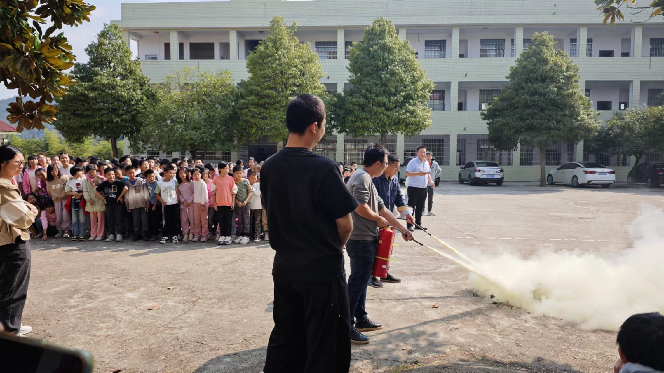 八宝镇火田完小消防安全培训演练筑牢校园“防火墙”(图1)
