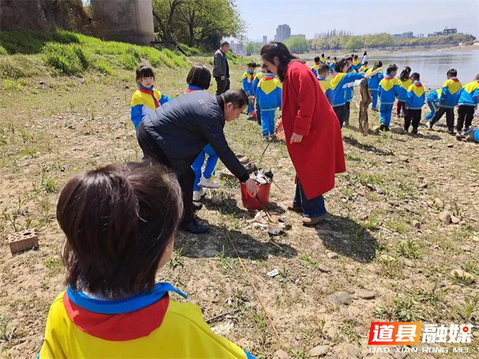0327道县二小：传承雷锋志 保护母亲河03_副本.png