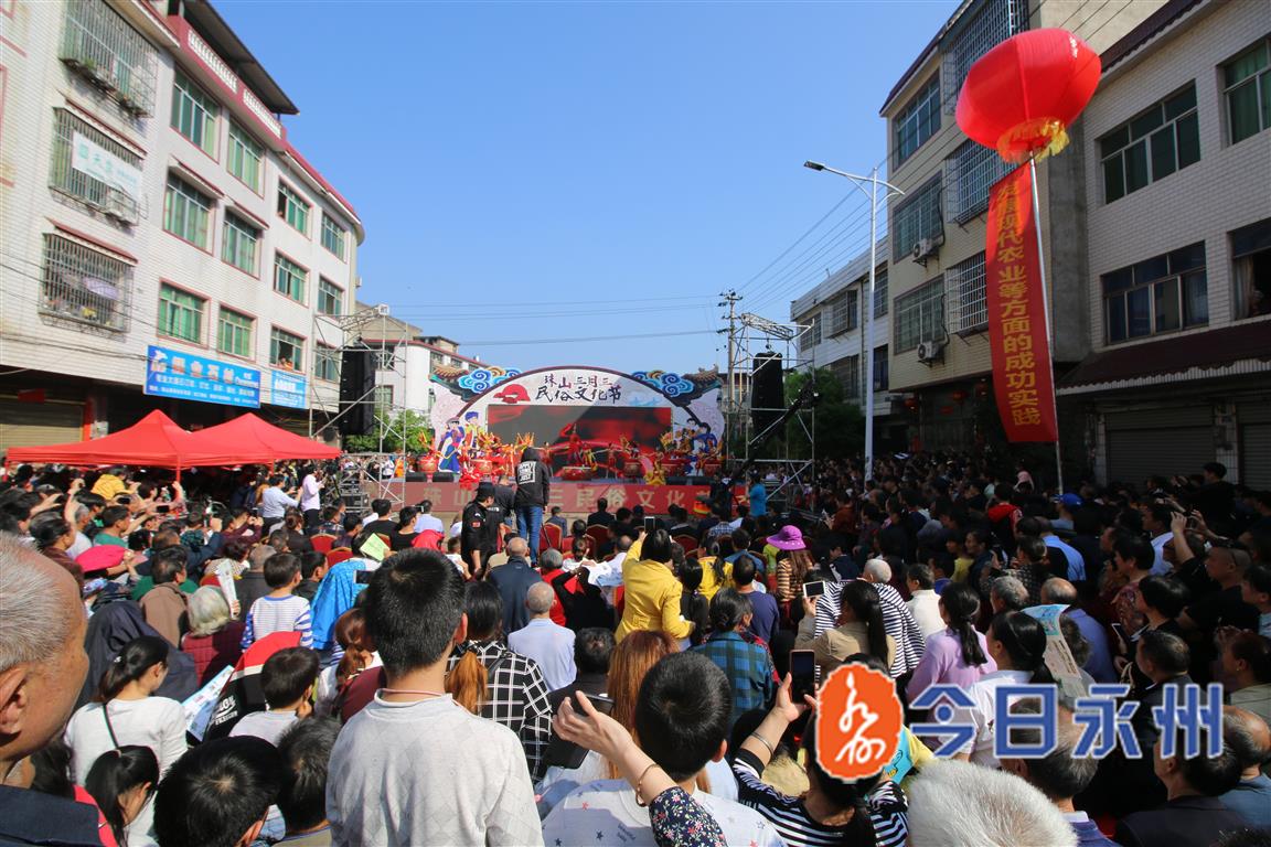 零陵区珠山镇三月三湘桂边境十里八乡10万余人汇聚珠山赶社
