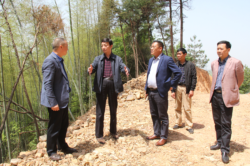 市人大常委会副主任杨海河深入贫困村走访调研