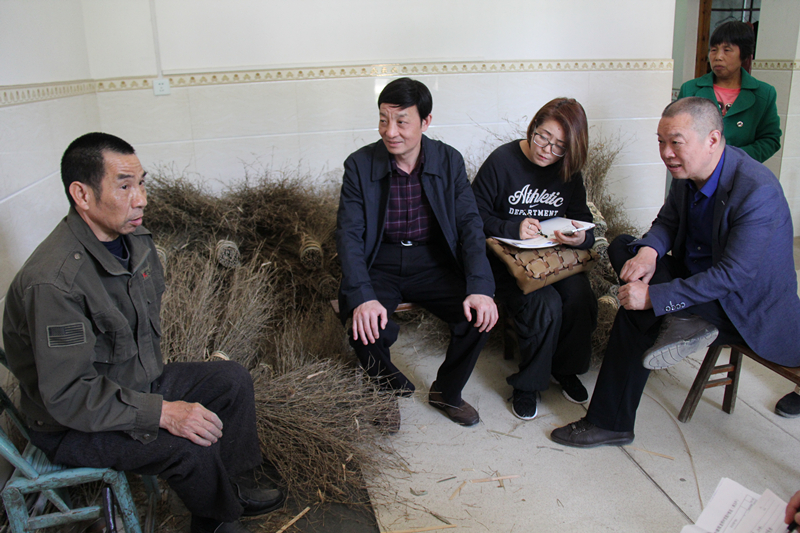 市人大常委会副主任杨海河深入贫困村走访调研