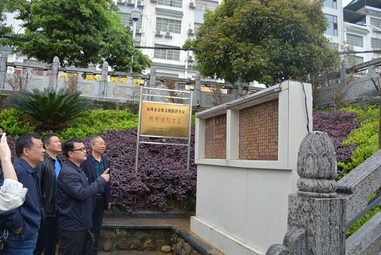 在潇湘河畔英雄革命先烈中共红军第三十四师师长陈树湘烈士墓前,朱