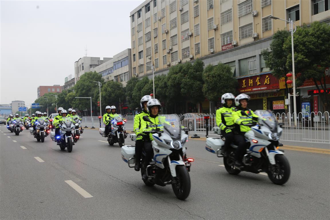 帅气!永州交警铁骑队重装启动 打响护航高考第一枪