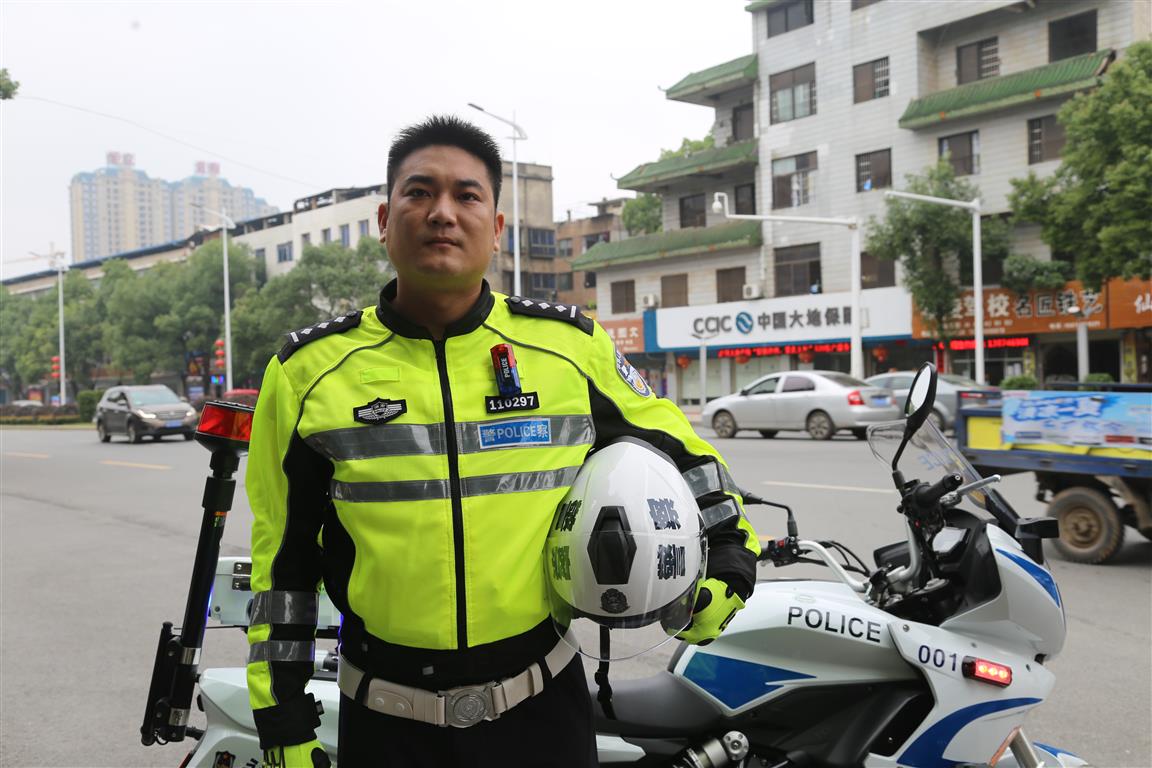 帅气!永州交警铁骑队重装启动 打响护航高考第一枪