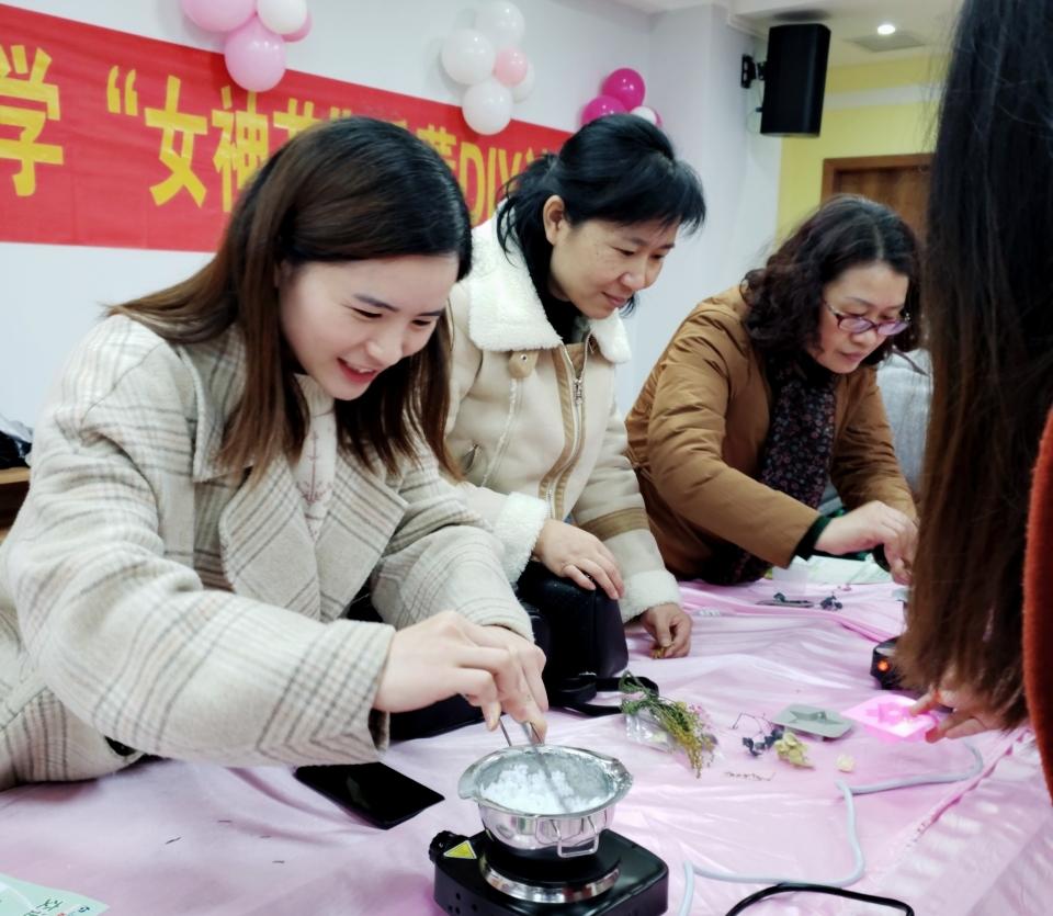 永州四中女教职工参加三八节手工制作活动