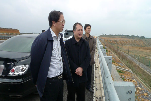 舒平副市长(左一)陪同吴彦承副厅长(左二)督查通道造林艾艳君局长(左