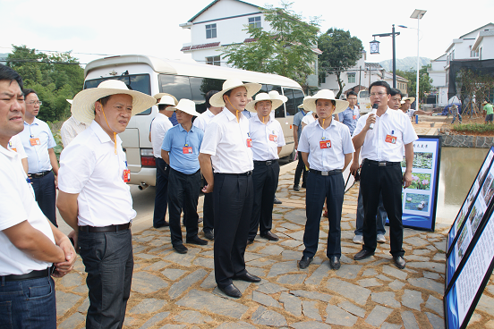 彭定国(前排左三)在富家桥镇高贤村指导美丽乡村建设富家桥镇高贤村