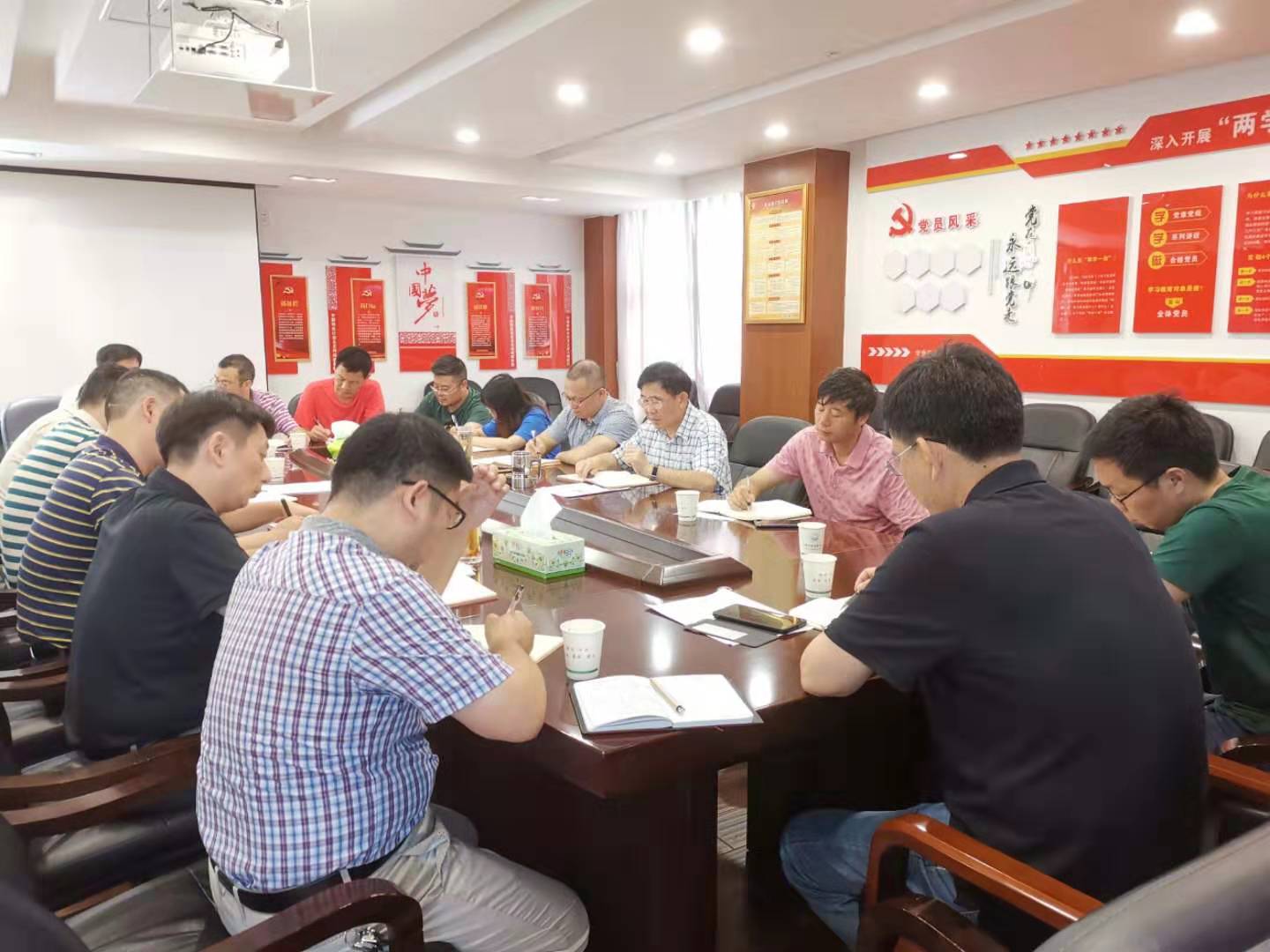 市行政审批服务局党组书记张国政,局长韩顺华召开党组扩大会议专项