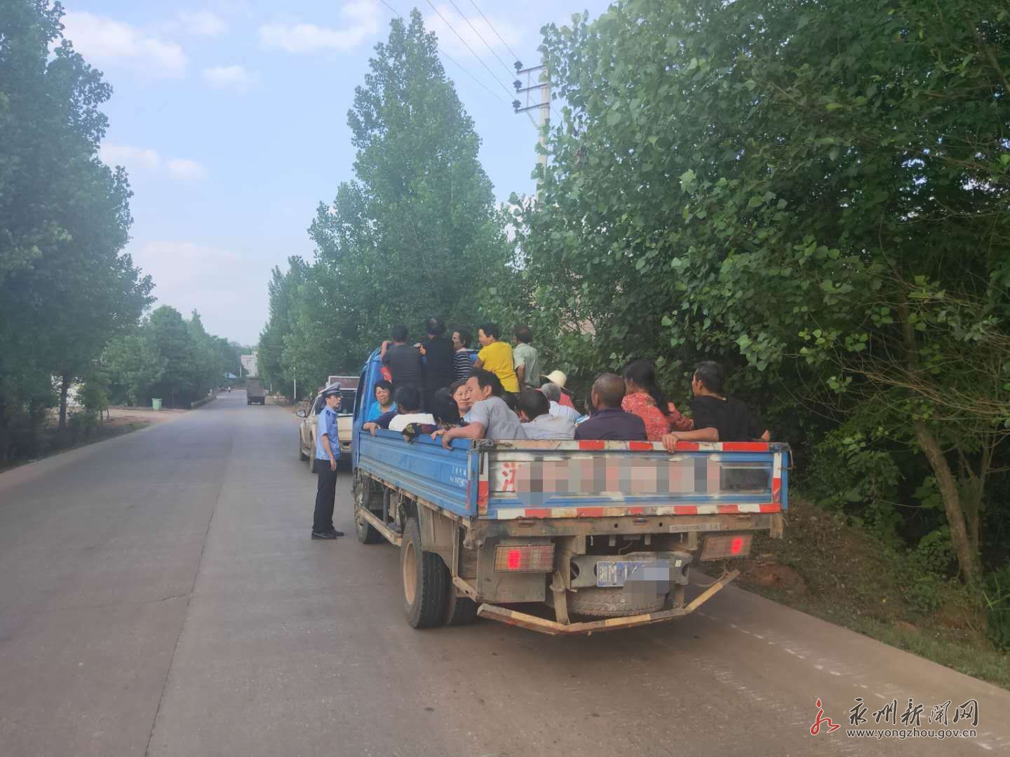 蓝山交警大队查获一起货车违法载人行为