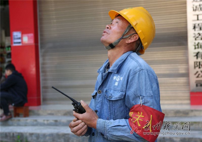 县舜帝南路10千伏逍仪i线,ii线施工现场,施工把关人指挥工人架设线路