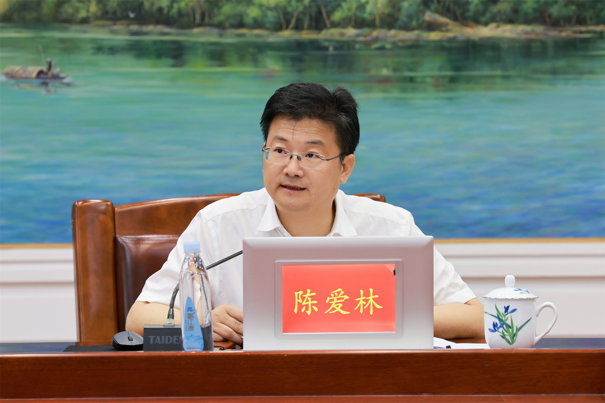 陈爱林主持召开市政府第54次常务会议