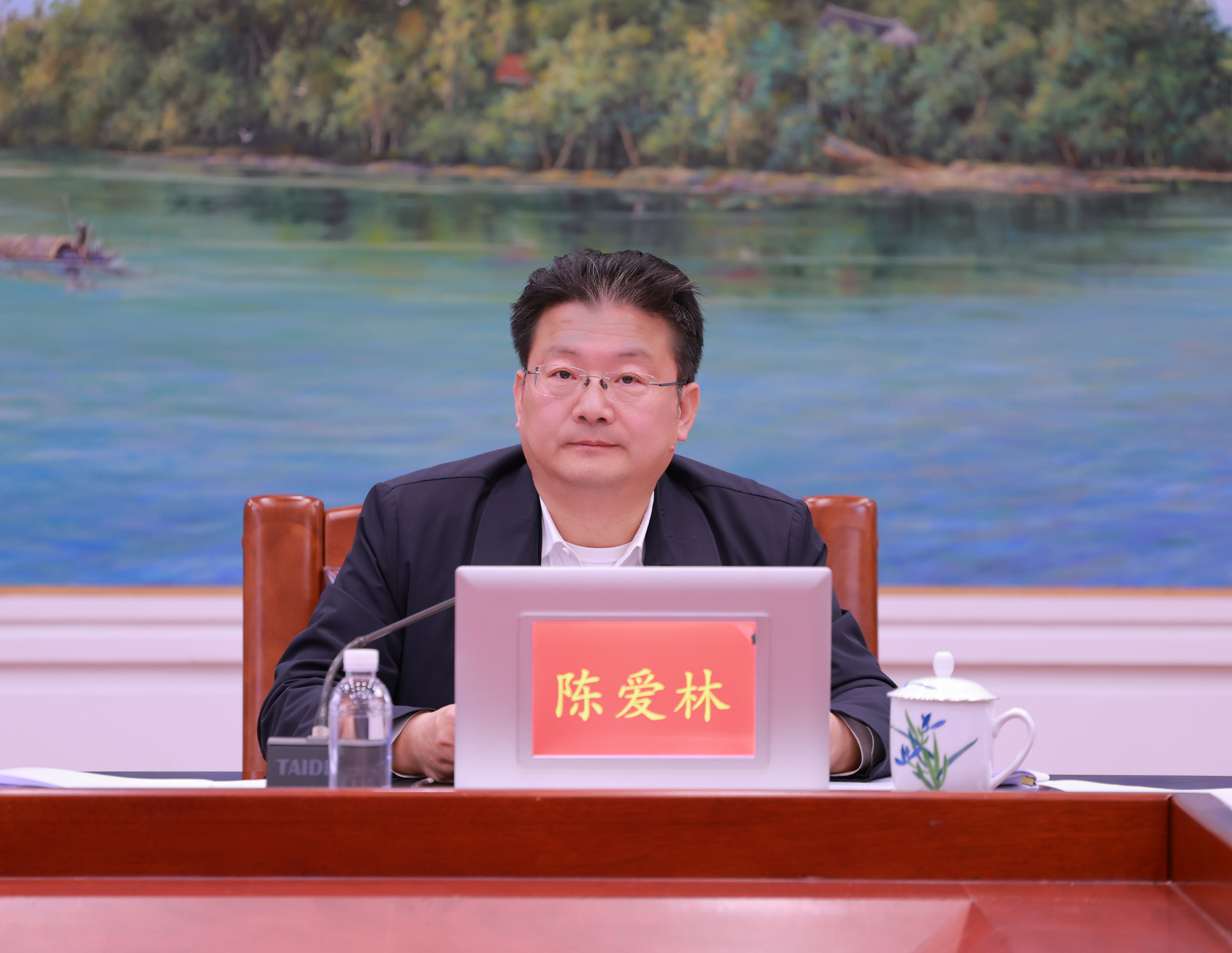 陈爱林主持召开市政府第64次常务会议