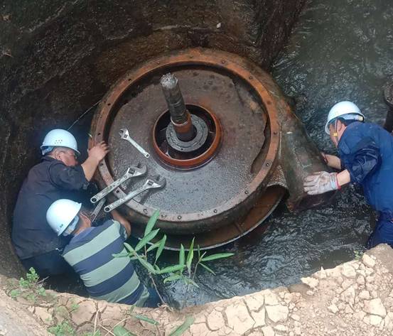 图为晏家田管理所员工在抢修水轮泵. (供图:奉飞)