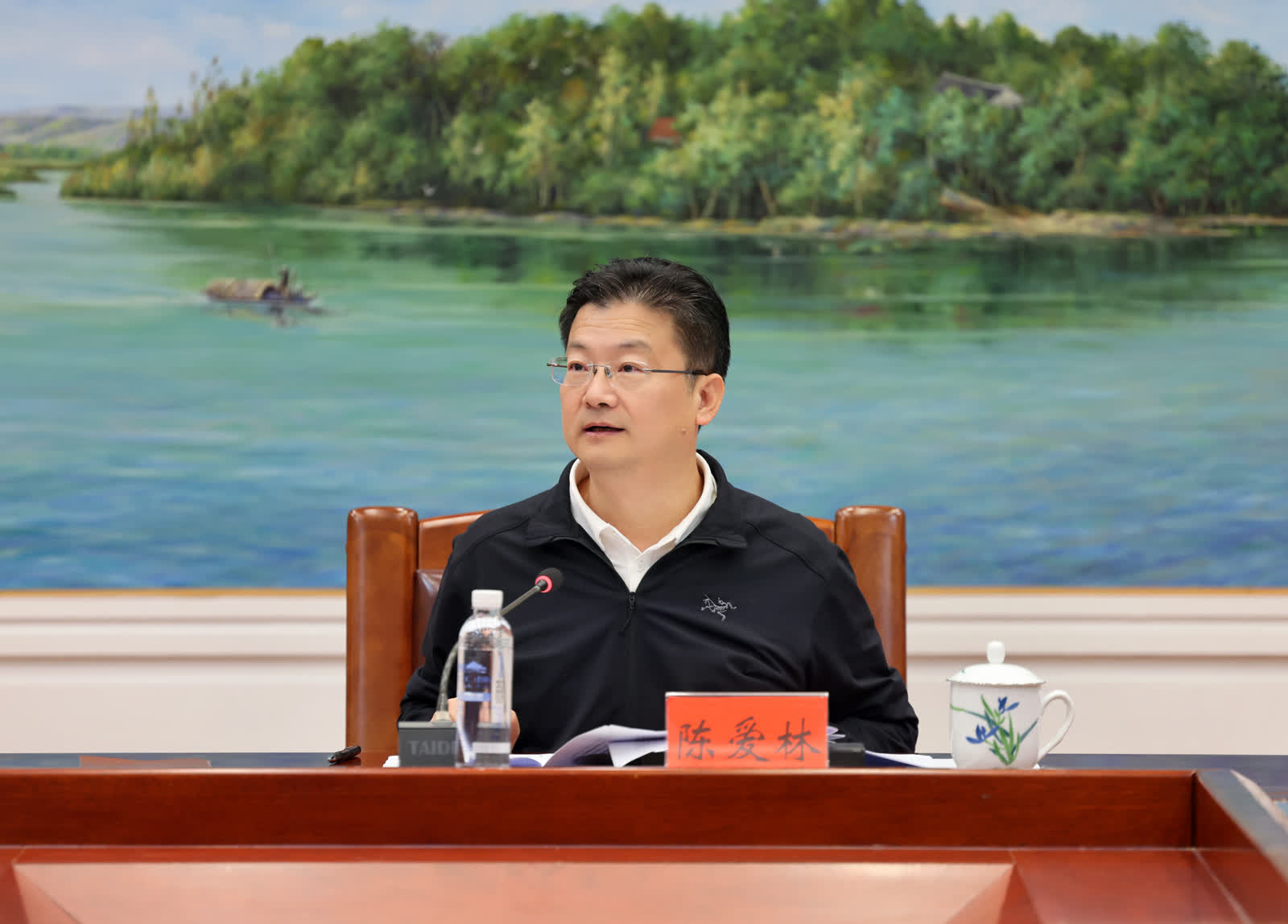 陈爱林专题调度全市"两重""两新"工作推进落实情况  深入研究政策