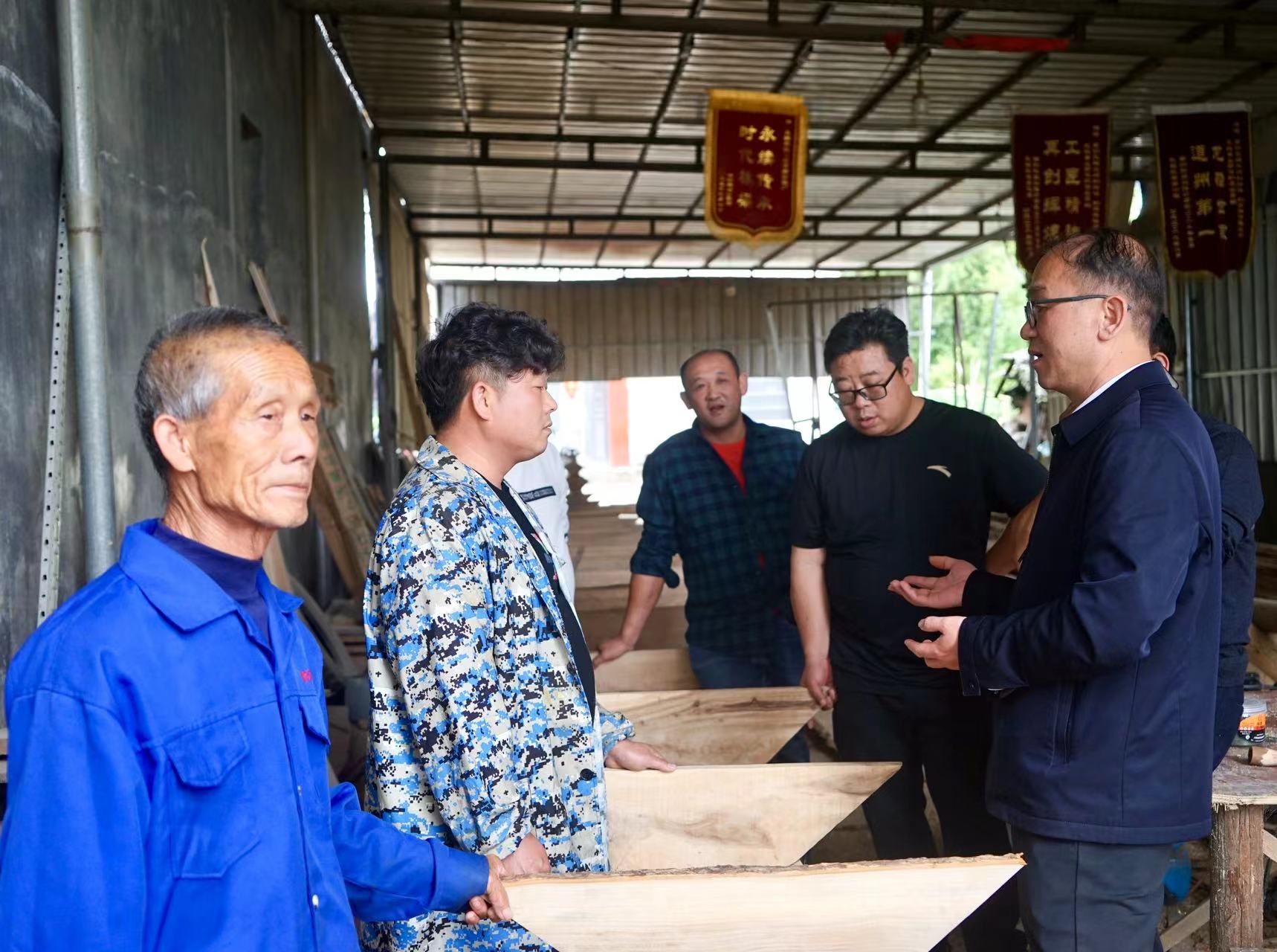 区县动态> 近日,道县文化旅游广电体育局党组书记周镜忠带领道县文化